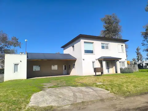 Casa en doble lote con pileta en barrio privado