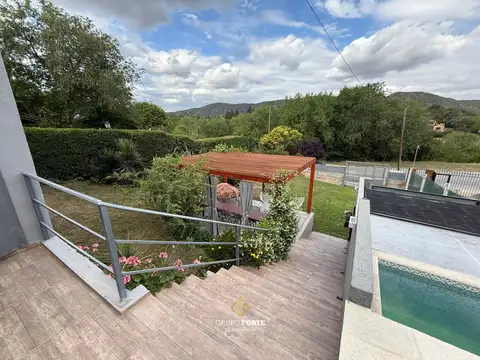 CASA CON VISTA A LAS SIERRAS EN CARLOS PAZ FRENTE AL RIO