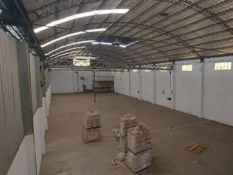 GALPON CON OFICINAS SOBRE RODRIGUEZ PEÑA - 850 M2