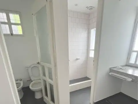 CASA DE TRES DORMITORIOS  EN ALQUILER