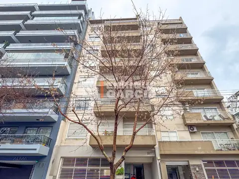 VENTA SEMIPISO 3 AMBIENTES FRENTE BALCÓN COCHERA CUBIERTA