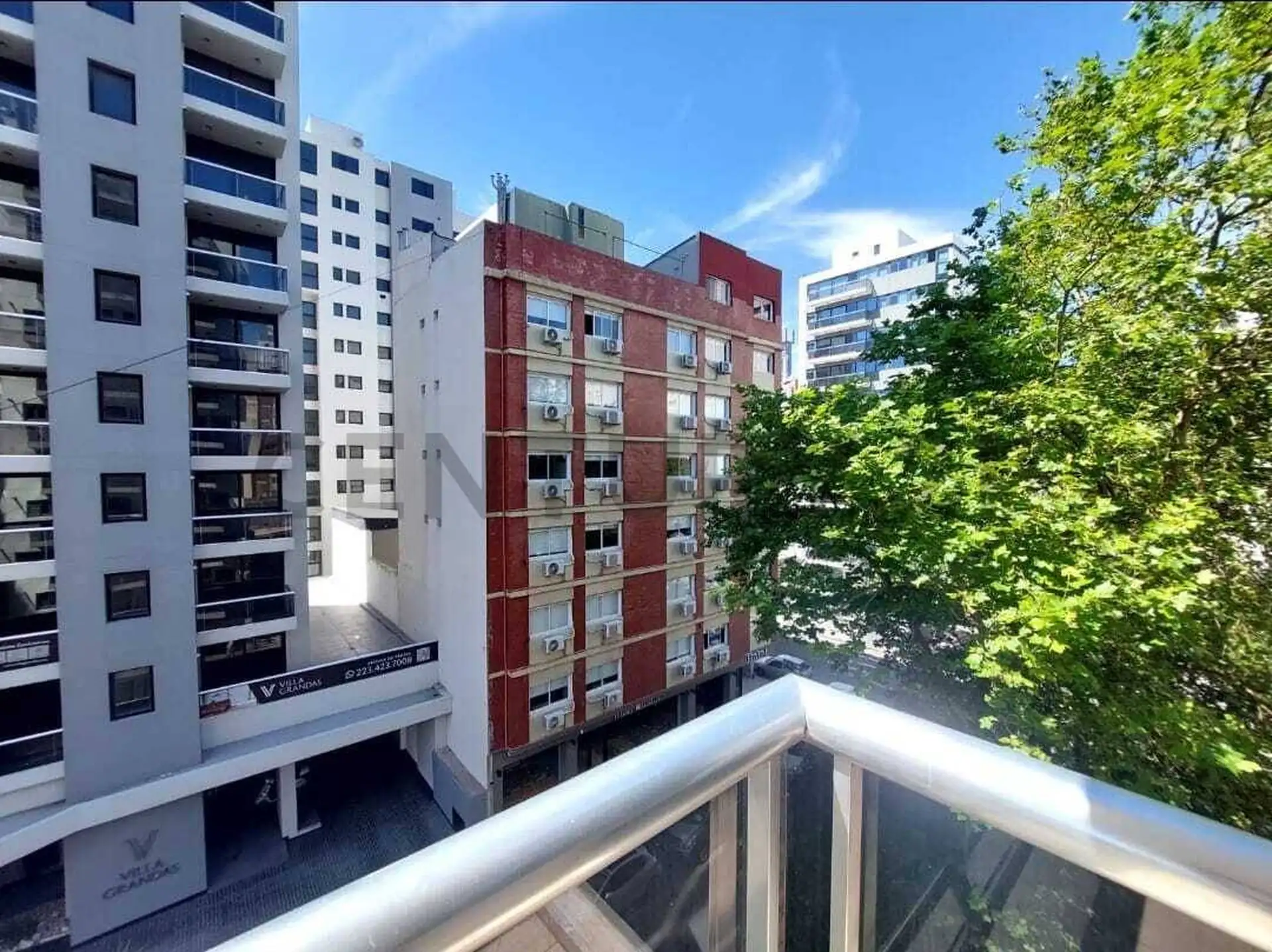 Venta semipiso 3 ambientes a la calle c/ cochera y baulera. Zona La Perla
