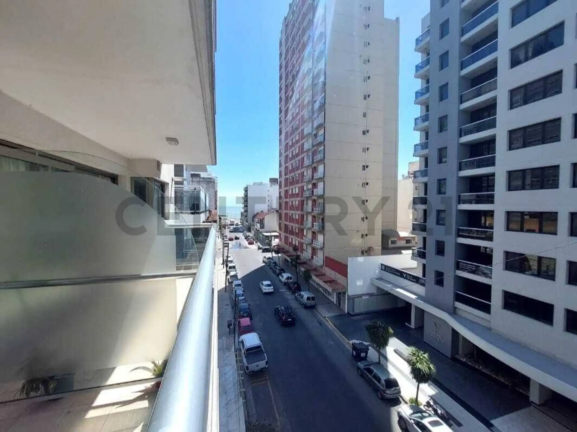 Venta semipiso 3 ambientes a la calle c/ cochera y baulera. Zona La Perla