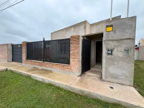 CASA A ESTRENAR DE DOS DORMITORIOS,COCHERA PATIO.