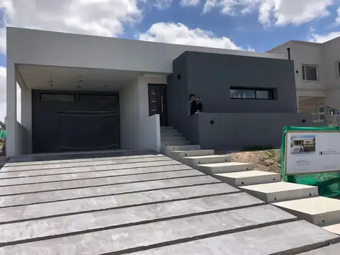 Casa en Venta en Berazategui, USD 250.000