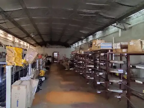 Local comercial con galpón. Planta y entre piso. Oficina. Excelente ubicación