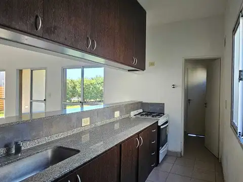 Casa 4 ambientes con 2 baños