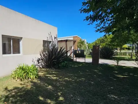 Casa Chalet  en Venta en San Eduardo, Pilar del Este, Pilar