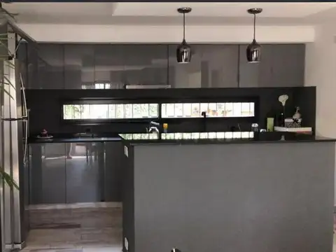 Casa en Venta - 4 Dormitorios 4 Baños - 800 mts2 - Ezeiza, Buenos Aires