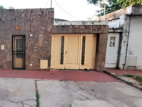 VENTA/PERMUTA - Casa 2 dormitorio con cochera. Sarmiento, Rosario.
