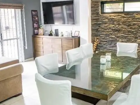 En venta casa 4 dormitorios, patio seco y cochera doble. Barrio Belgrano.