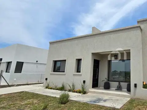 Casa  en Venta en Santa Elisa, Pilar del Este, Pilar