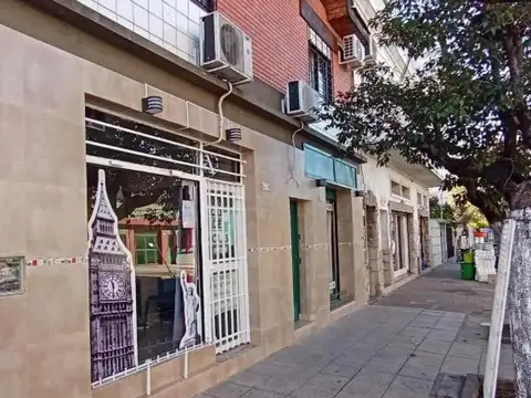 Casa en venta - 3 Dormitorios 1 Baño - Local - 186Mts2 - Ramos Mejía