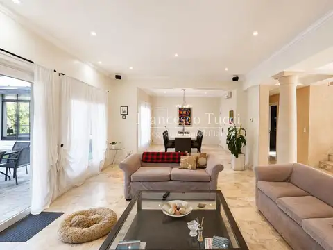 Casa en Venta con 7 cocheras