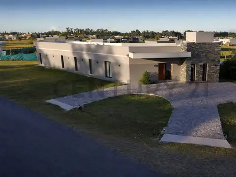 Casa a estrenar con detalles de categoría - Toma permuta