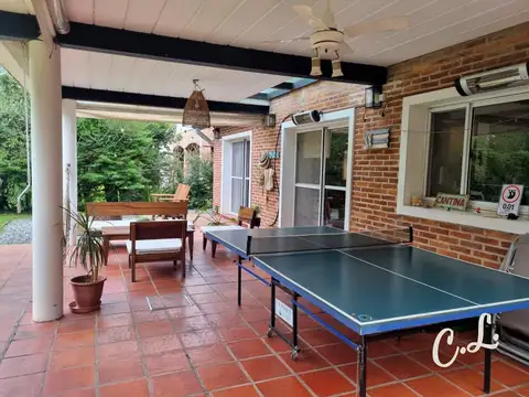 Casa en Alquiler con 4 cocheras