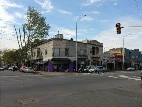 LOCAL SOBRE AVDA. MITRE AL 1700