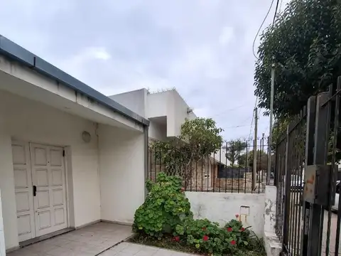 Casa 3 Dorm a reciclar-Lomas de San Martín Gran potencial!