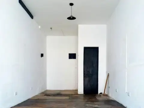 Local 30 mts, con baño, a la calle.