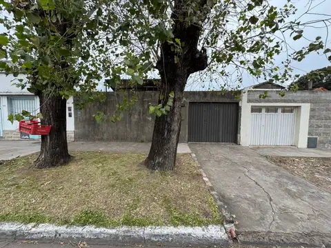 Lote en venta en Temperley con Vivienda