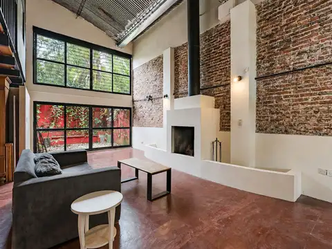 VENTA/PERMUTA Casa de tres dormitorios estilo industrial con amplio jardín, Fisherton.