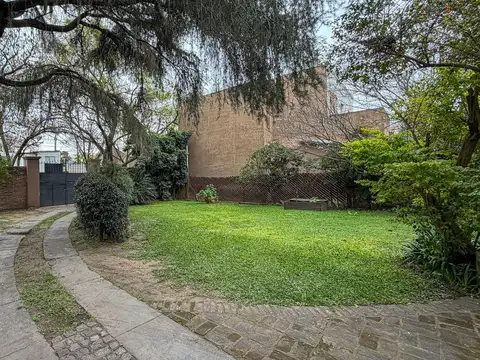 Casa 9 ambientes con 2 baños