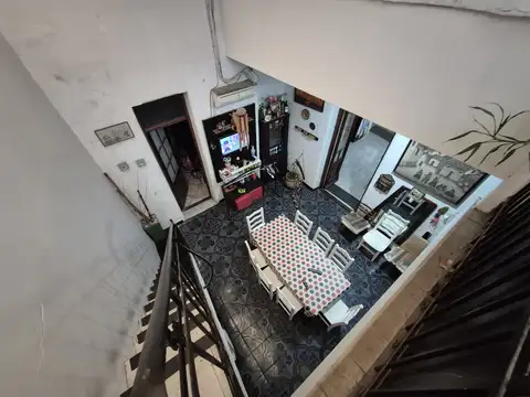 CASA CON LOCAL  (TIPO CHORIZO EN BUEN ESTADO, EN ESQUINA CON AMPLIO LOCAL CON SOTANO)
