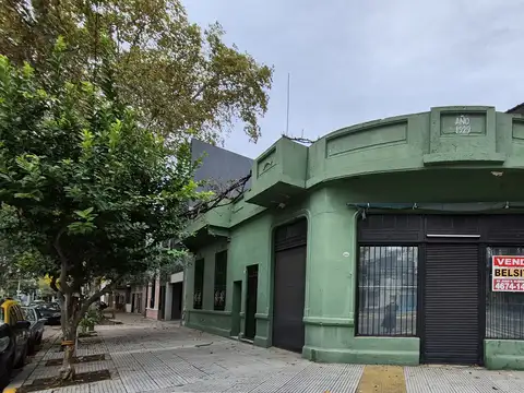 CASA CON LOCAL  (TIPO CHORIZO EN BUEN ESTADO, EN ESQUINA CON AMPLIO LOCAL CON SOTANO)