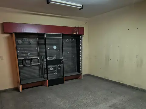 LOCAL CON DOBLE ENTRADA DE 90 MT2.-