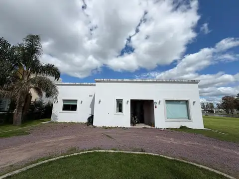 Casa OPORTUNIDAD a reciclar en Casuarinas del Pilar