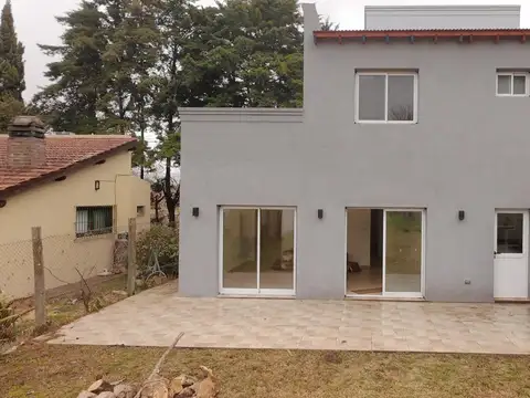 Casa 4 ambientes con 2 baños