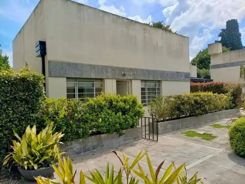 Depto tipo casa en VENTA City Bell 2 dorm. cochera