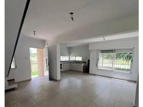 Casa 4 ambientes con 2 baños