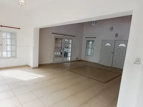 AMPLIA PROPIEDAD A LA VENTA 
