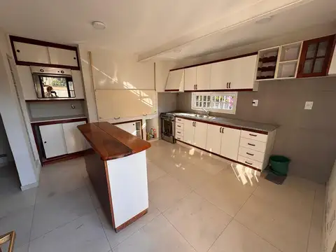 Casa 6 ambientes con 2 baños