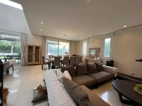 Casa 5 ambientes con 4 baños
