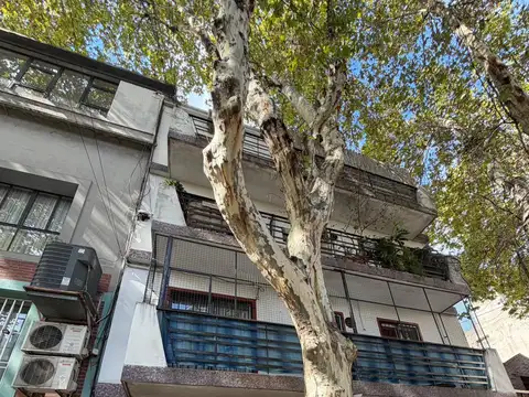 Departamento de 3 ambientes mas dependencia con patio en Planta Baja.