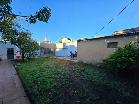 CASA 3 AMBIENTES VENTA BERNAL OESTE JARDIN COCHERA