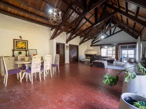 Casa en Venta con 3 cocheras