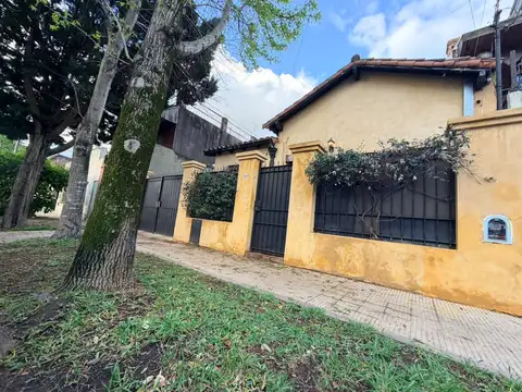 Casa en Venta en San Isidro | Chalet Clásico Refaccionado | 2 Dormitorios | Jardín | Cochera