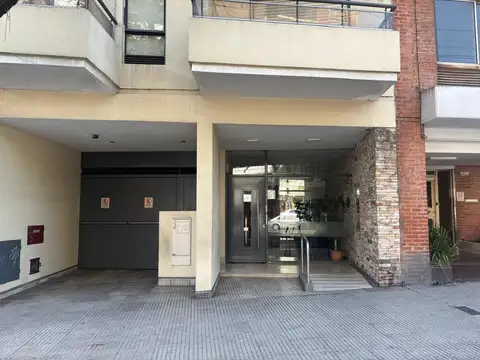 EXCELENTE 2 AMB. AL FRENTE CON BALCÓN, COCINA INDEPENDIENTE Y AIRE ACON. F/C