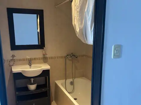 EXCELENTE 2 AMB. AL FRENTE CON BALCÓN, COCINA INDEPENDIENTE Y AIRE ACON. F/C