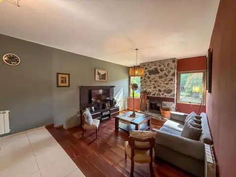 Casa 8 ambientes con 3 baños