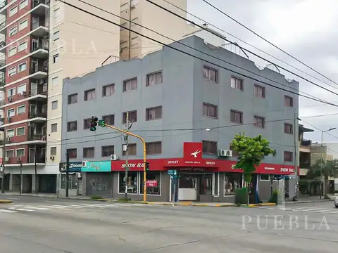 VENTA DE LOCAL COMERCIAL DE 1.600M2 EN EXCELENTE ESTADO EN UNA UBICACIÓN PRIVILEGIADA 