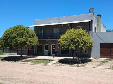 CASA 3 DORMITORIOS CON DOS LOCALES COMERCIALES