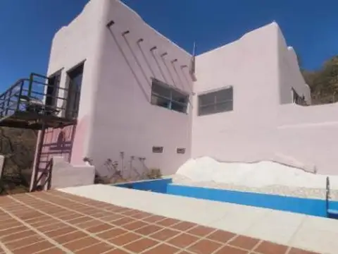 Casa en venta - 3 Dormitorios 5 Baños - Unquillo