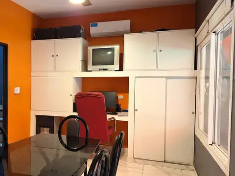 Casa 6 ambientes con 2 baños