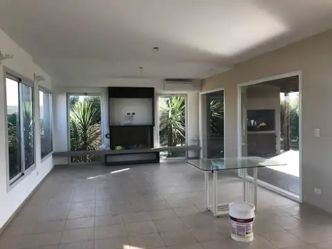 Casa en Alquiler con 2 cocheras