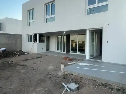 VENTA DE CASA A ESTRENAR DE 3 DORMITORIOS EN PRADOS DE MANANTIALES