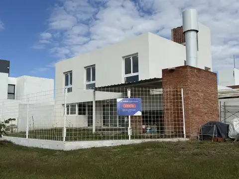 VENTA DE CASA A ESTRENAR DE 3 DORMITORIOS EN PRADOS DE MANANTIALES